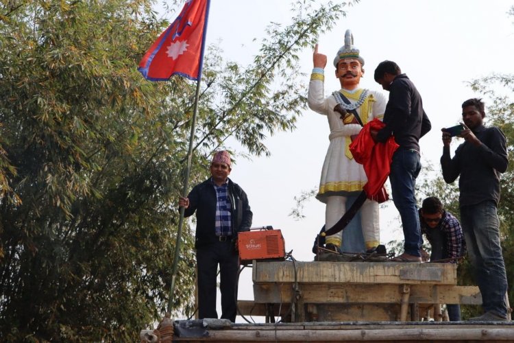 झापा दुर्गापुरमा कनकाई नगरपालिकाले राष्ट्रनिर्माता पृथ्वीनारायण शाहको पूर्ण कदको सालिक स्थापना