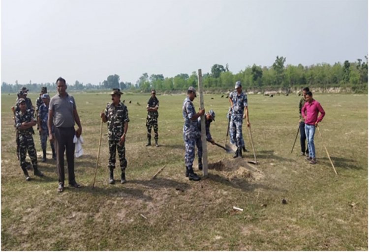 भारतीय सुरक्षाकर्मीले दशगजामा गाडेका 'सिमेन्टेड पोल' र काँडेतार सशस्त्रले हटायो