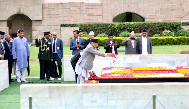 प्रधानमन्त्री प्रचण्डद्वारा महात्मा गान्धीको समाधि स्थलमा पुष्प गुच्छा अर्पण